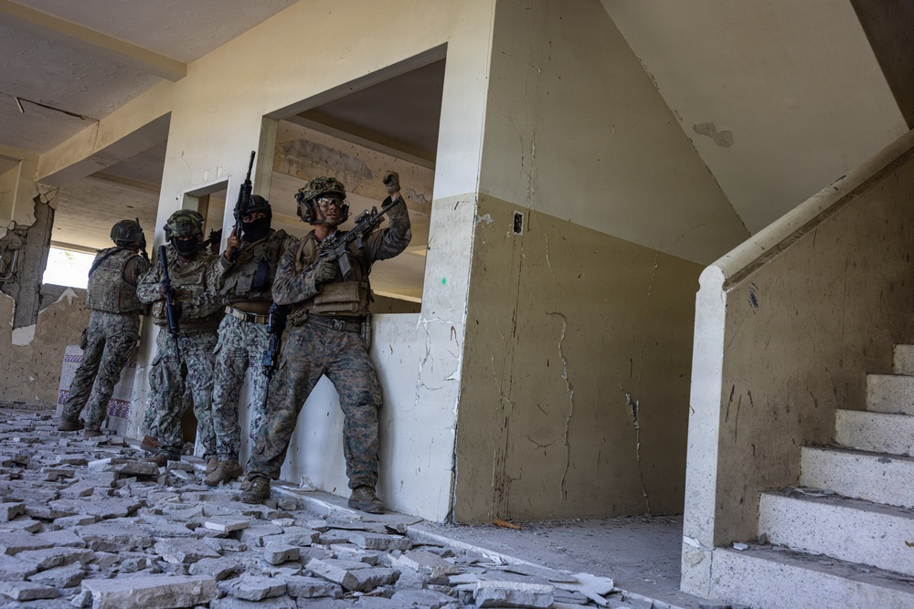 22nd MEU (SOC) | Raid with Ecuadorian Marines