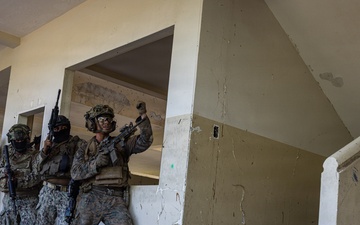 22nd MEU (SOC) | Raid with Ecuadorian Marines