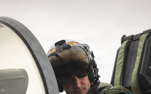 1 MEF Deputy Commanding General flies with VMFA-323 Death Rattlers