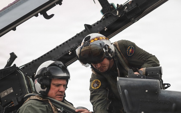 1 MEF Deputy Commanding General flies with VMFA-323 Death Rattlers