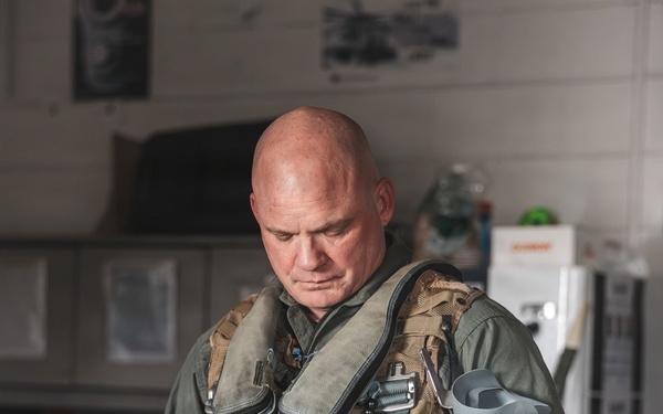 1 MEF Deputy Commanding General flies with VMFA-323 Death Rattlers