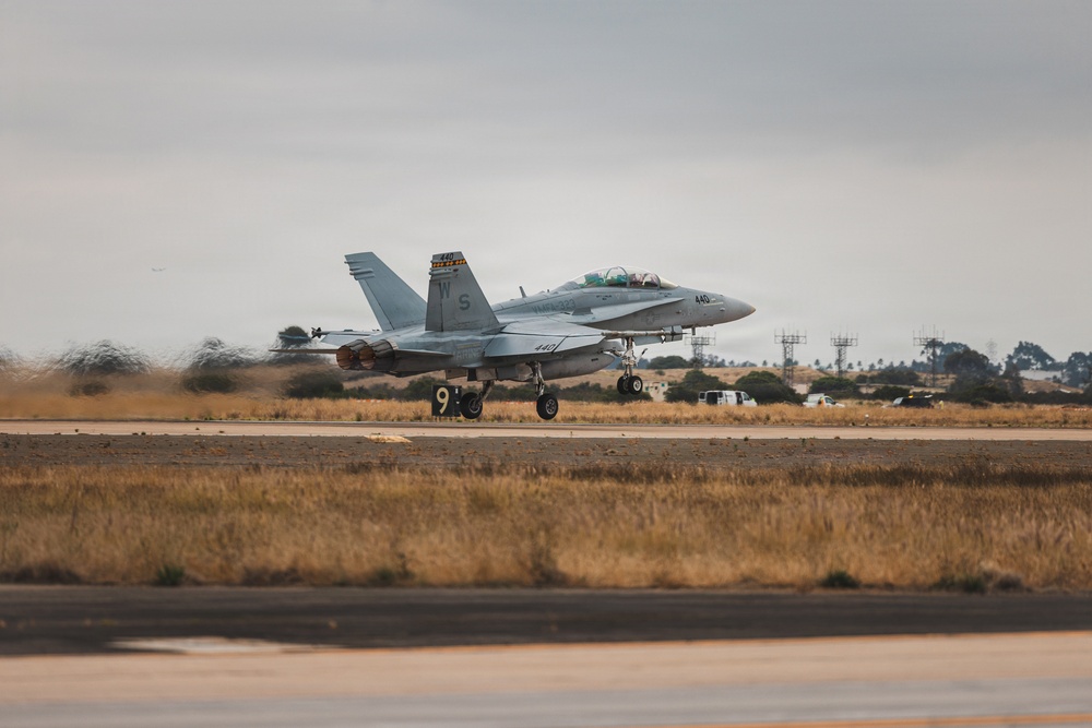 1 MEF Deputy Commanding General flies with VMFA-323 Death Rattlers