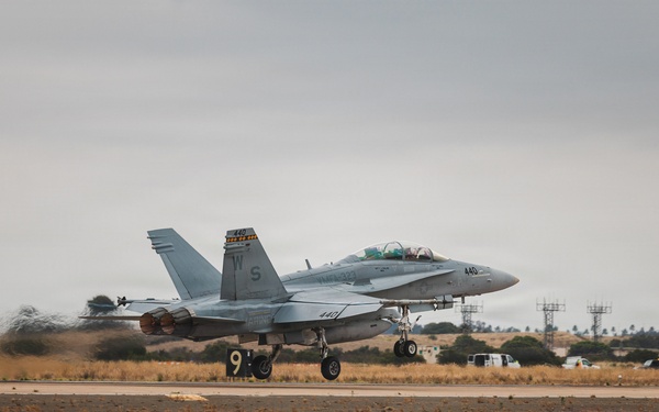 1 MEF Deputy Commanding General flies with VMFA-323 Death Rattlers