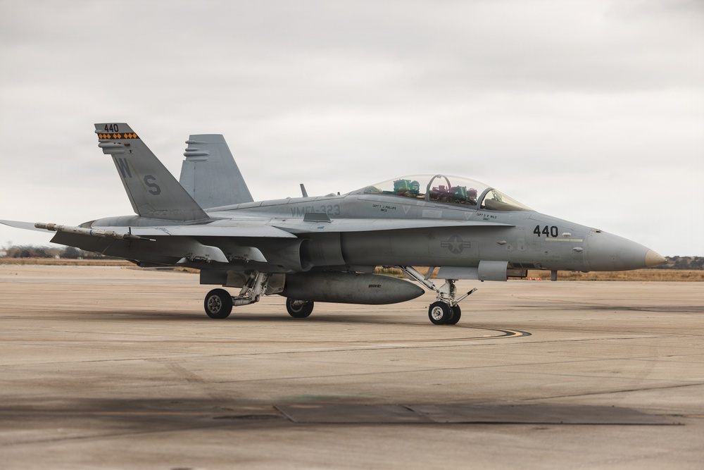 1 MEF Deputy Commanding General flies with VMFA-323 Death Rattlers