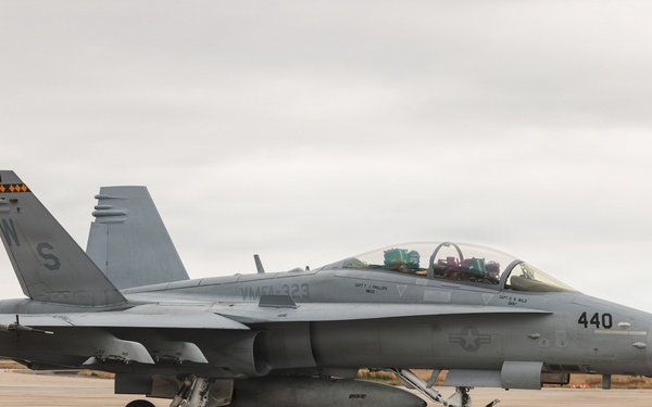 1 MEF Deputy Commanding General flies with VMFA-323 Death Rattlers