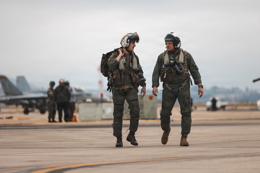 1 MEF Deputy Commanding General flies with VMFA-323 Death Rattlers