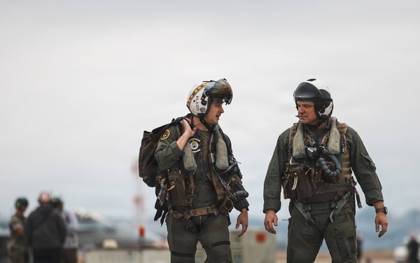 1 MEF Deputy Commanding General flies with VMFA-323 Death Rattlers