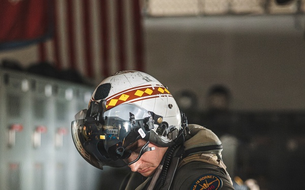 1 MEF Deputy Commanding General flies with VMFA-323 Death Rattlers