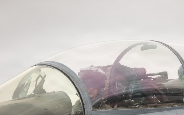 1 MEF Deputy Commanding General flies with VMFA-323 Death Rattlers
