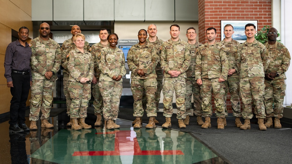 CGSC Soldiers tour 1ID's DVSU and MTC