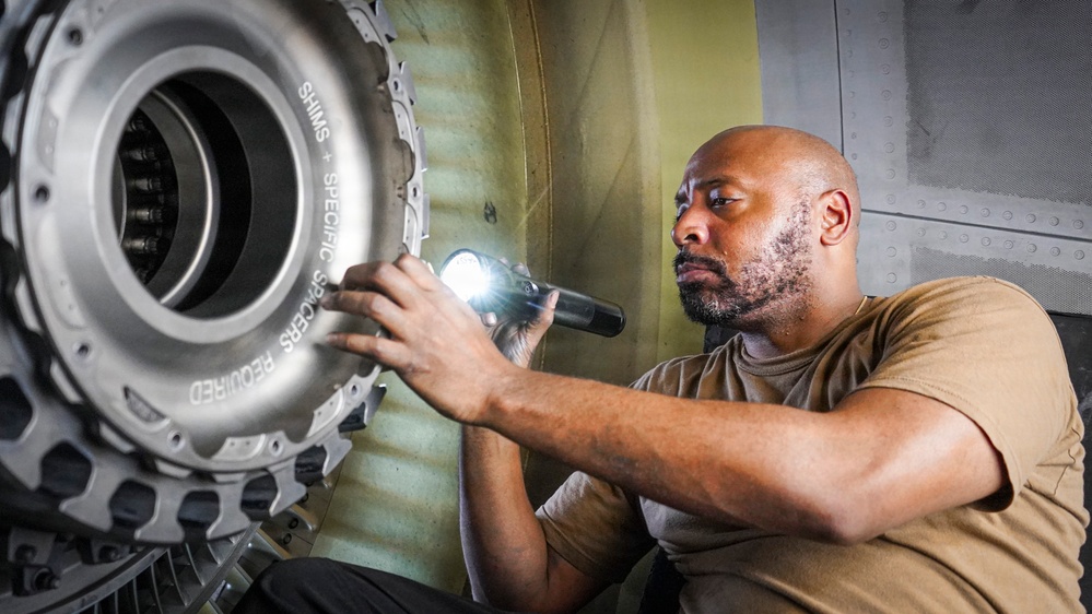 VP-26 Tridents Perform Inspection of P-8A Poseidon Engine