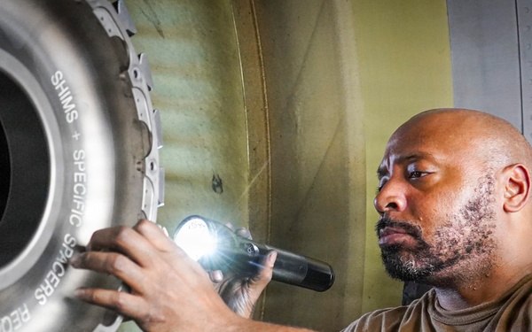 VP-26 Tridents Perform Inspection of P-8A Poseidon Engine