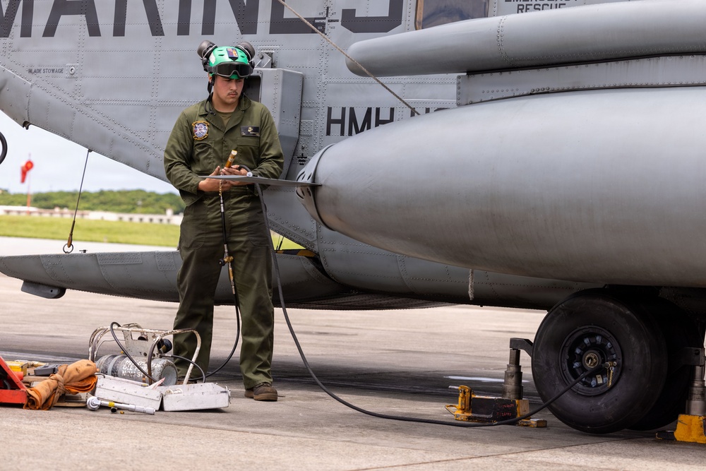 HMH-361 Marines maintain CH-53E Super Stallion helicopter