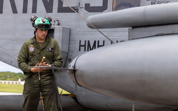 HMH-361 Marines maintain CH-53E Super Stallion helicopter