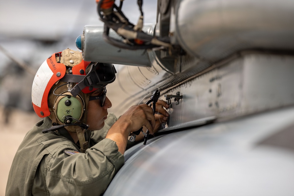 HMH-361 Marines maintain CH-53E Super Stallion helicopter