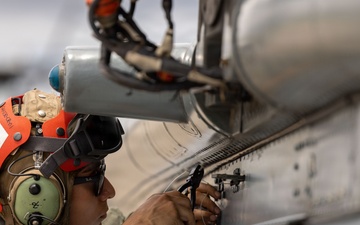 HMH-361 Marines maintain CH-53E Super Stallion helicopter