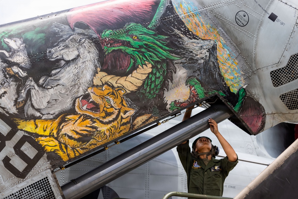 HMH-361 Marines maintain CH-53E Super Stallion helicopter