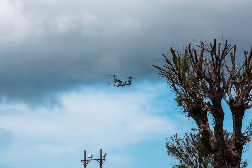 HMH-361 Marines maintain CH-53E Super Stallion helicopter
