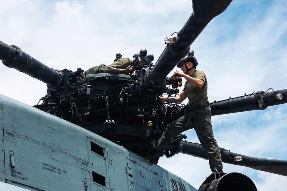 HMH-361 Marines maintain CH-53E Super Stallion helicopter