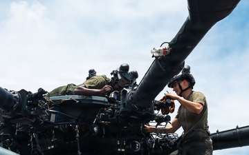 HMH-361 Marines maintain CH-53E Super Stallion helicopter
