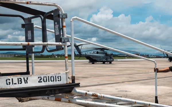 HMH-361 Marines maintain CH-53E Super Stallion helicopter