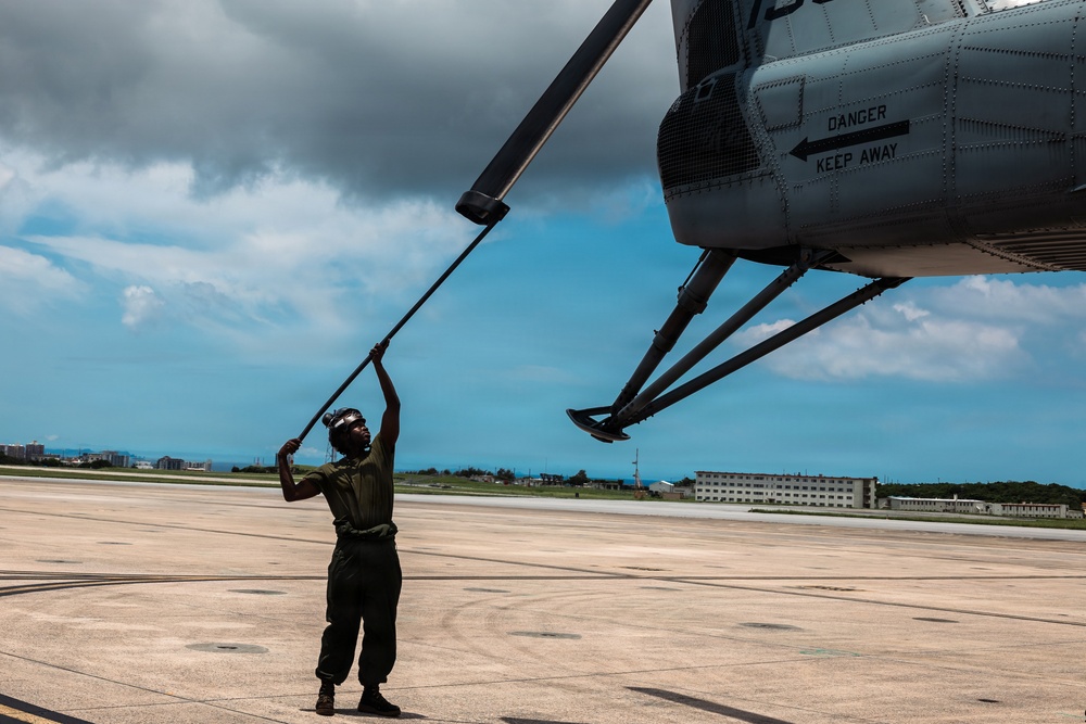 HMH-361 Marines maintain CH-53E Super Stallion helicopter