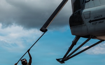 HMH-361 Marines maintain CH-53E Super Stallion helicopter