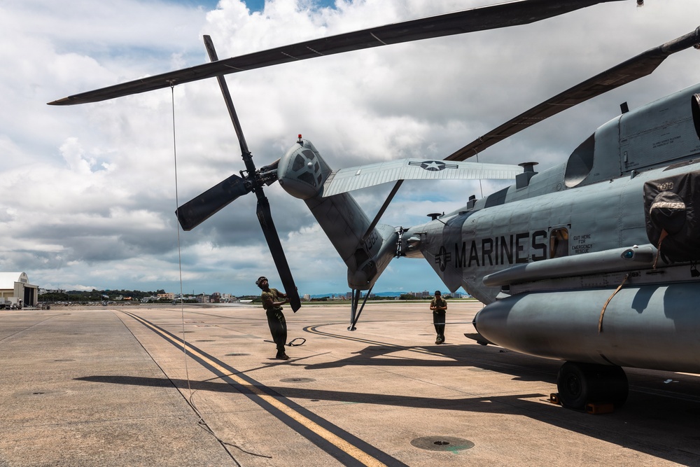 HMH-361 Marines maintain CH-53E Super Stallion helicopter