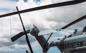 HMH-361 Marines maintain CH-53E Super Stallion helicopter