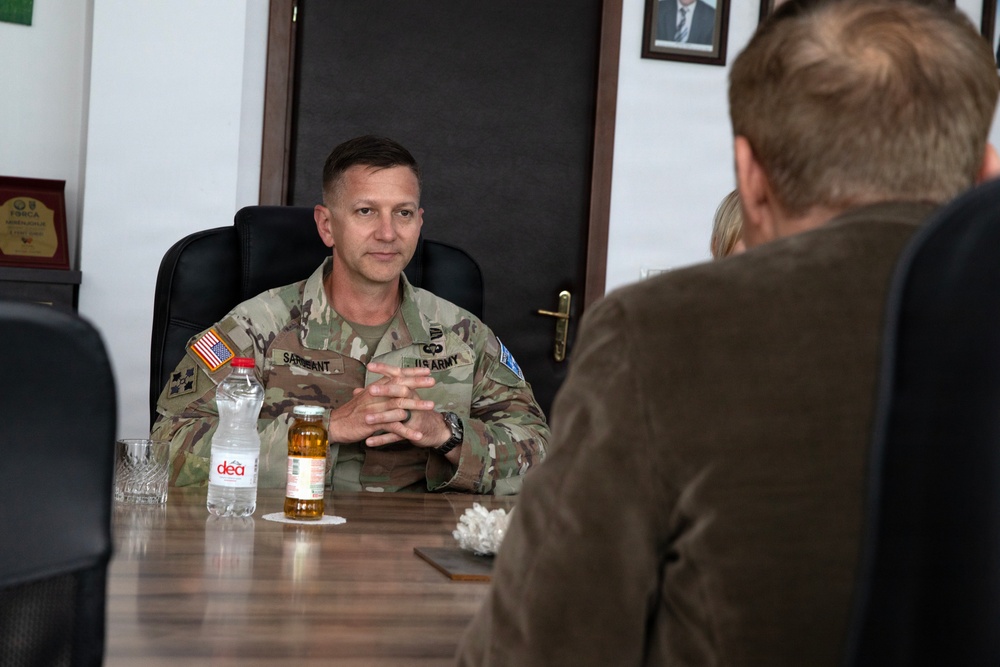 KFOR strengthens coordination with Mayor of Vushtrri/Vučitrn during key leader engagement