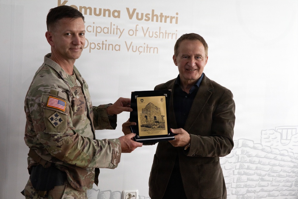 KFOR strengthens coordination with Mayor of Vushtrri/Vučitrn during key leader engagement