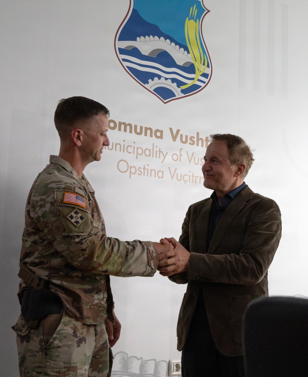 KFOR strengthens coordination with Mayor of Vushtrri/Vučitrn during key leader engagement