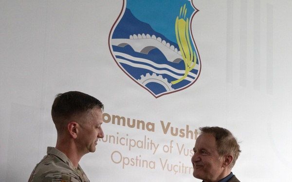 KFOR strengthens coordination with Mayor of Vushtrri/Vučitrn during key leader engagement