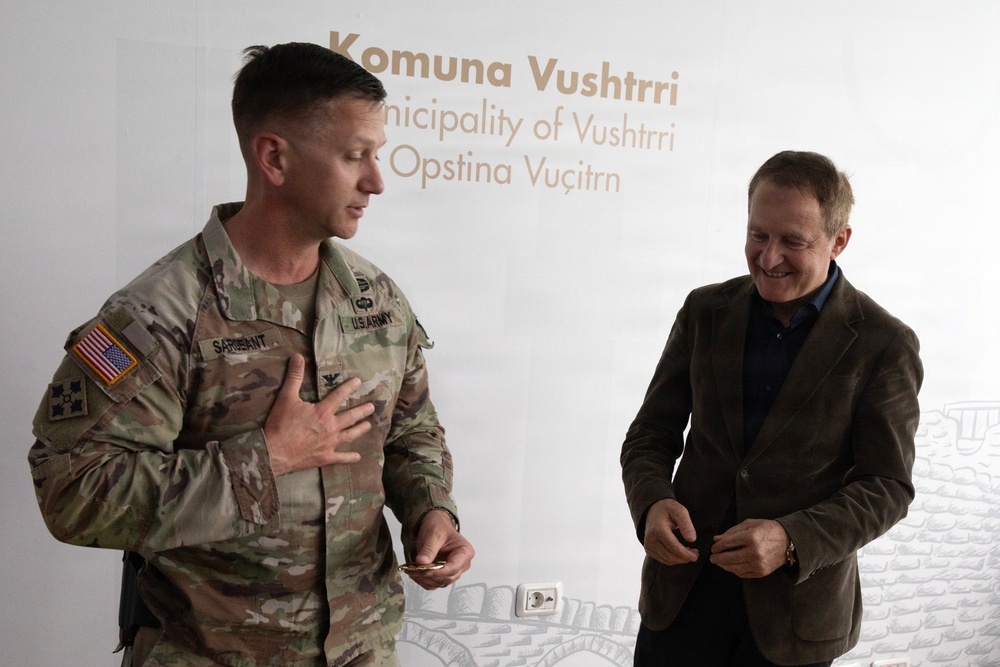 KFOR strengthens coordination with Mayor of Vushtrri/Vučitrn during key leader engagement