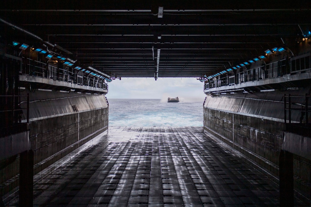 Boxer Conducts LCAC Operations