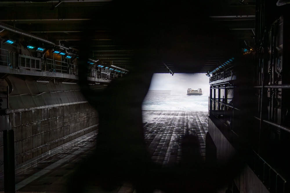 Boxer Conducts LCAC Operations