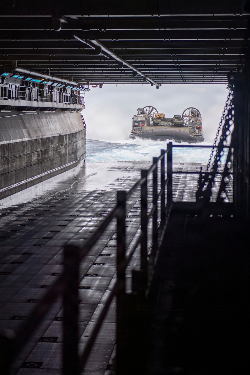 Boxer Conducts LCAC Operations