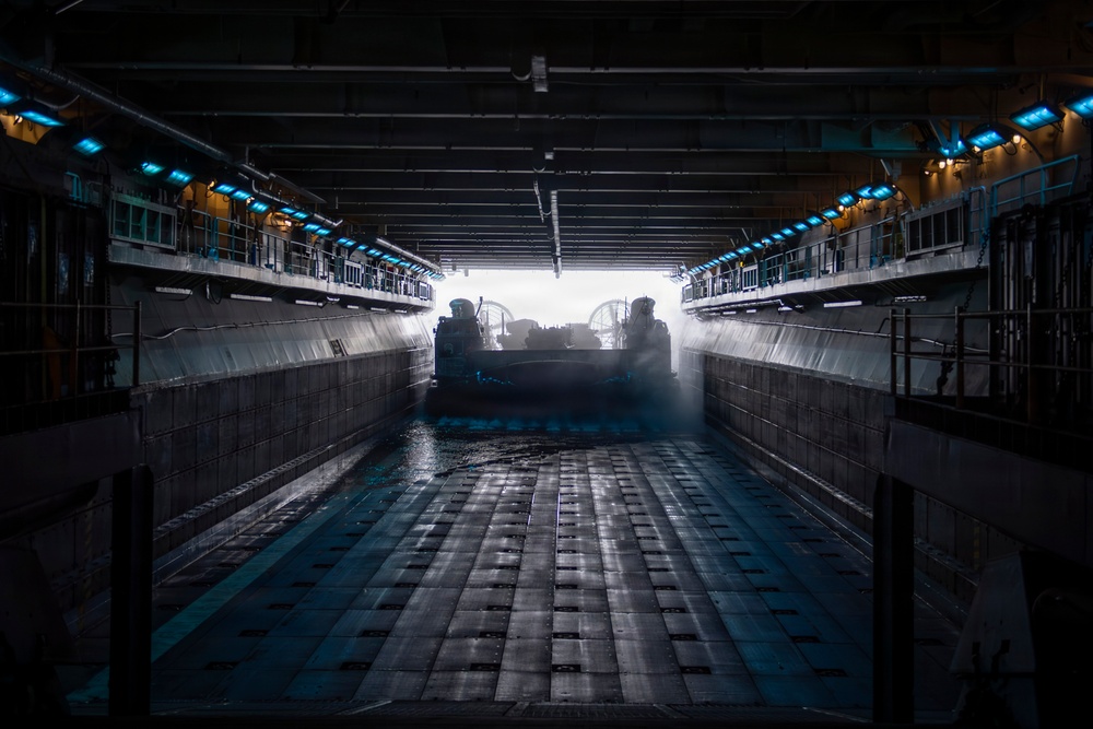 Boxer Conducts LCAC Operations