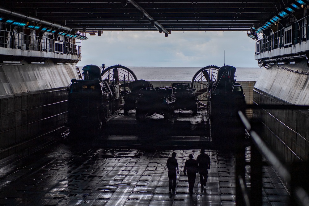 Boxer Conducts LCAC Operations