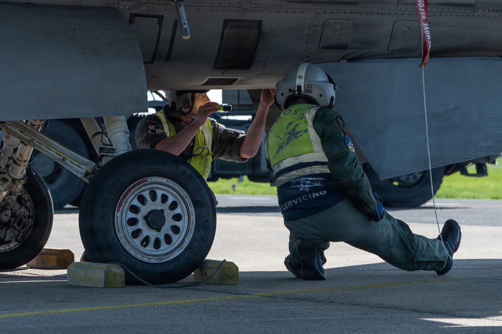 German air force teams perform rapid "hot pit" refueling for U.S. F-16s at Nörvenich Air Base