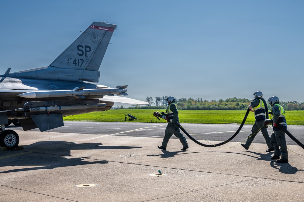 German Air Force teams perform rapid "hot pit" refueling for U.S. F-16s at Nörvenich Air Base