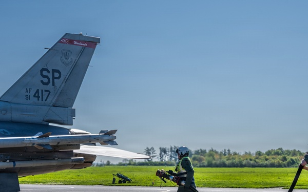German Air Force teams perform rapid "hot pit" refueling for U.S. F-16s at Nörvenich Air Base