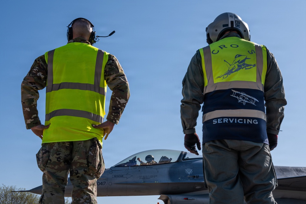 German air force teams perform rapid "hot pit" refueling for U.S. F-16s at Nörvenich Air Base