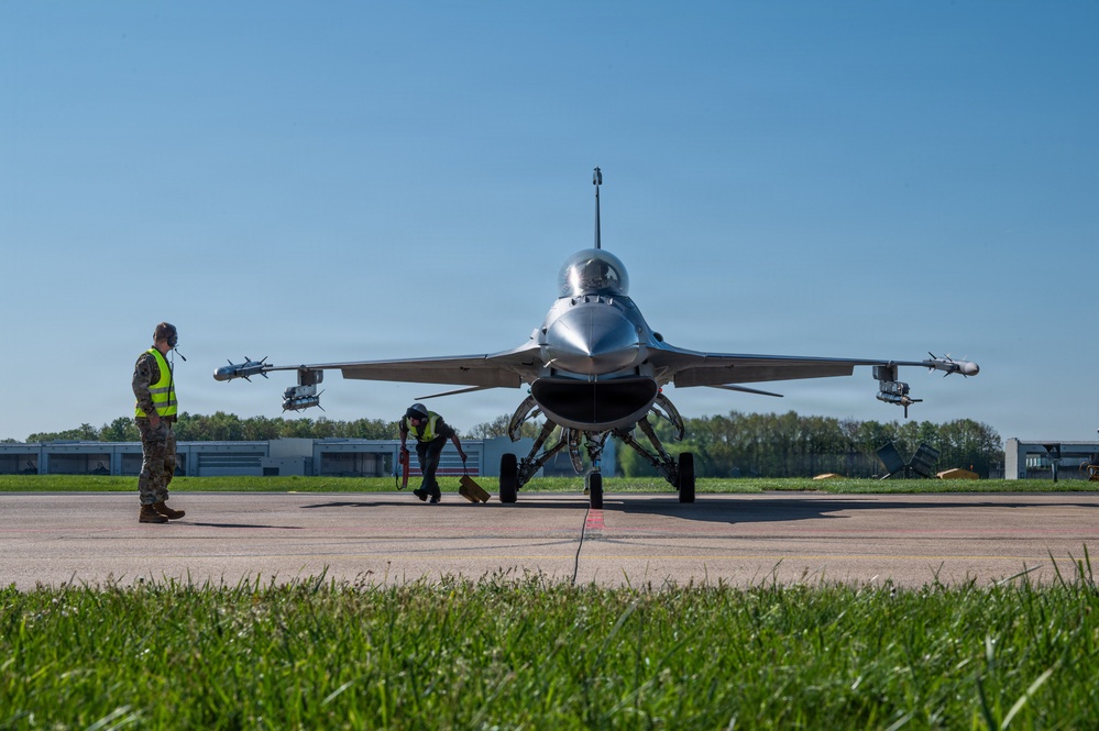 German air force teams perform rapid "hot pit" refueling for U.S. F-16s at Nörvenich Air Base