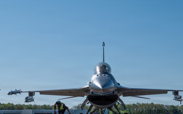 German air force teams perform rapid "hot pit" refueling for U.S. F-16s at Nörvenich Air Base