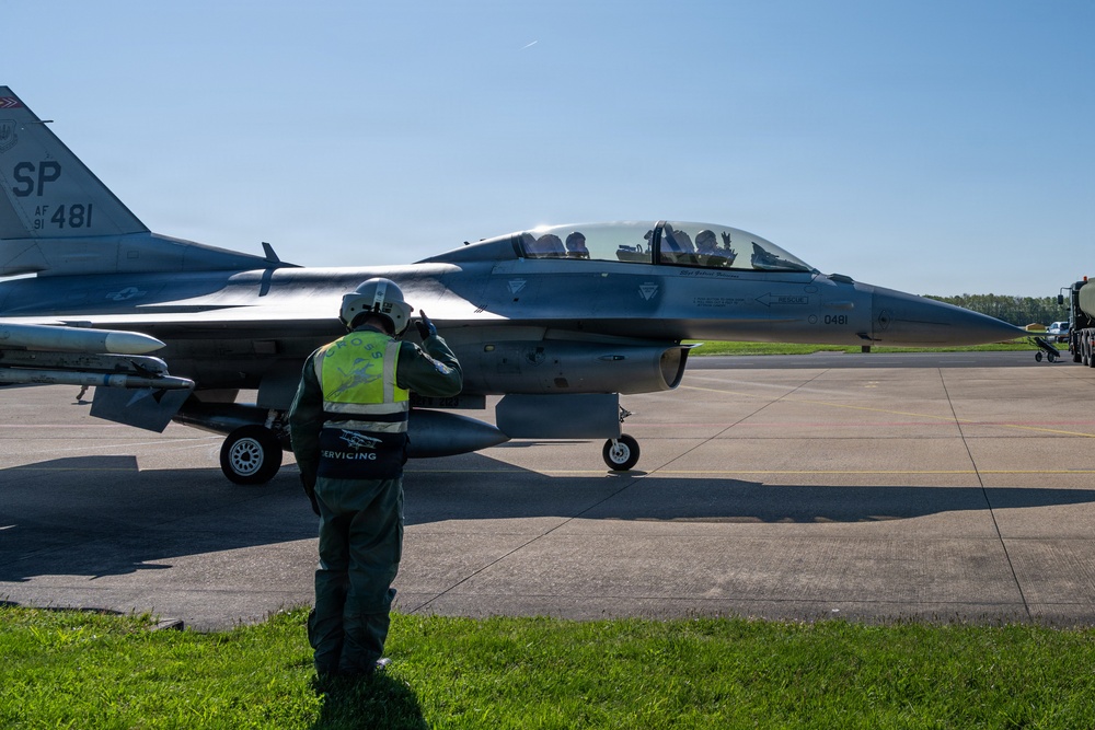 German air force teams perform rapid "hot pit" refueling for U.S. F-16s at Nörvenich Air Base