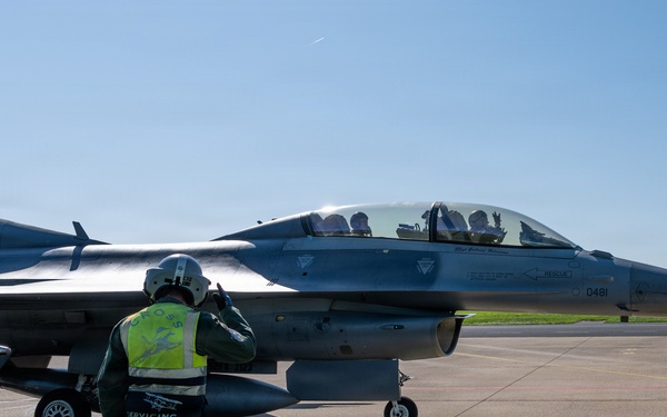 German air force teams perform rapid "hot pit" refueling for U.S. F-16s at Nörvenich Air Base