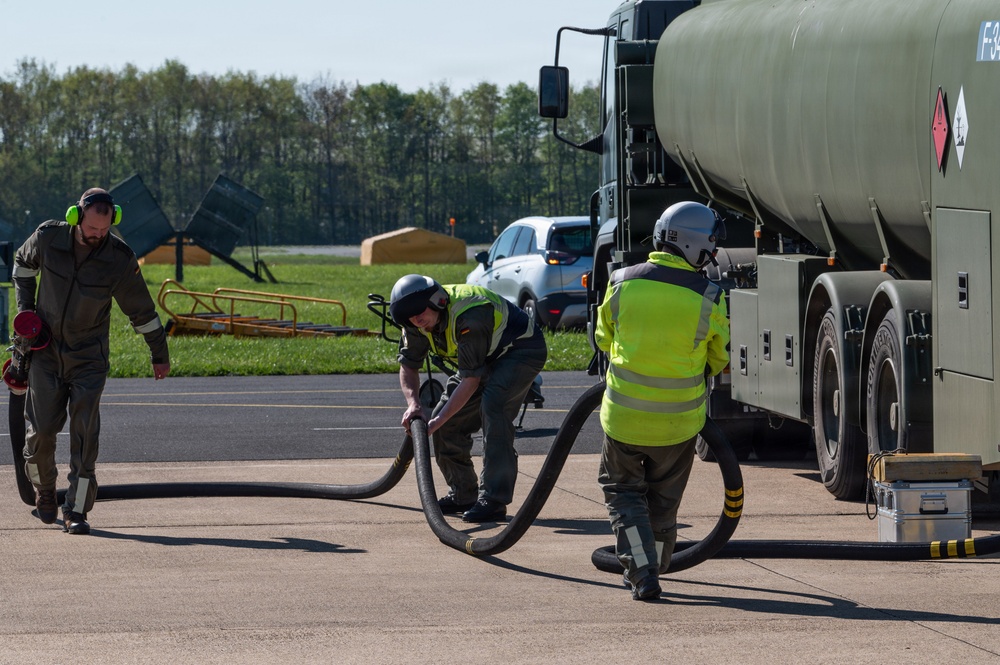 German air force teams perform rapid "hot pit" refueling for U.S. F-16s at Nörvenich Air Base
