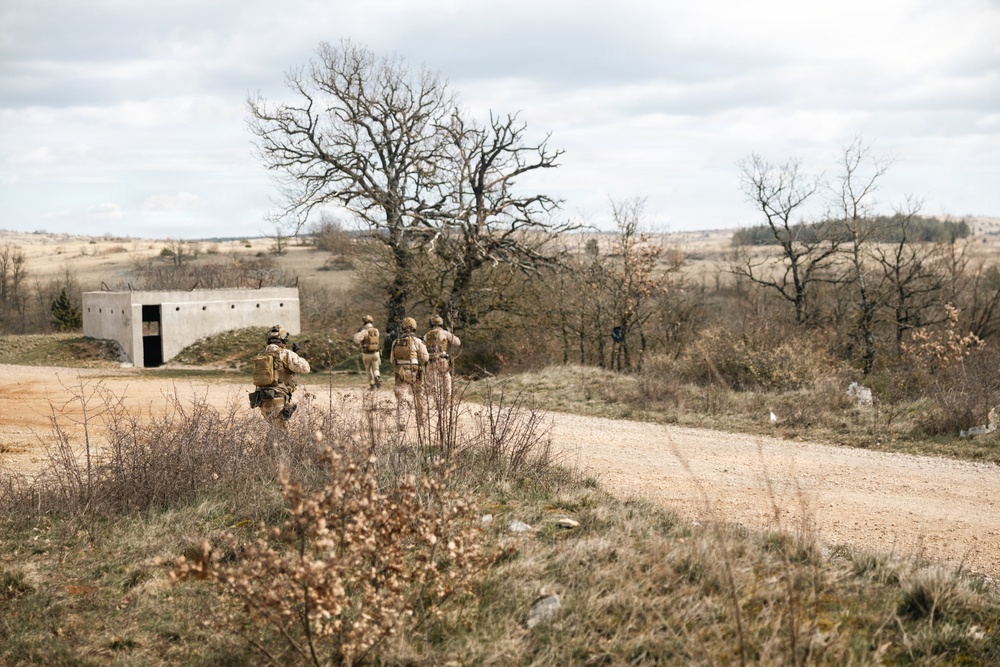 Recon Marines display lethality during bilateral training in France