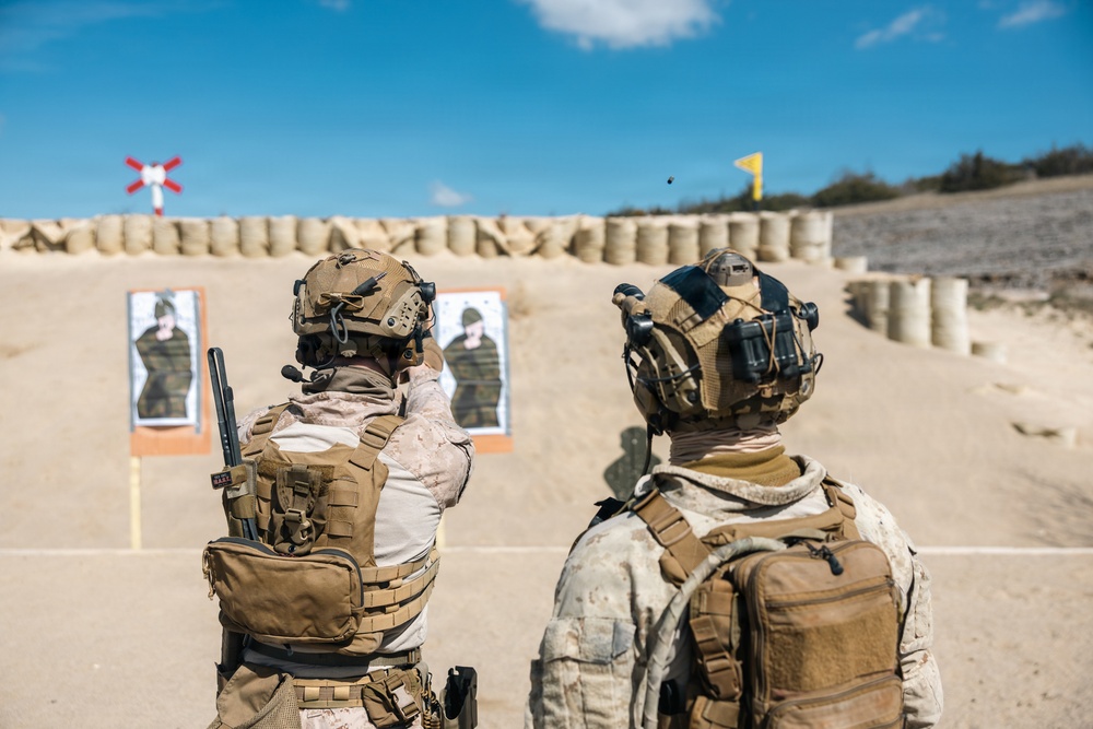 Recon Marines conduct live-fire range